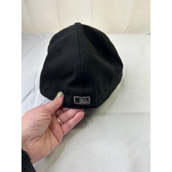 New Era 59FIFTY Boston Red Sox Blackout Fitted Hat Unisex Adult Size 8 MLB - Picture 3 of 7